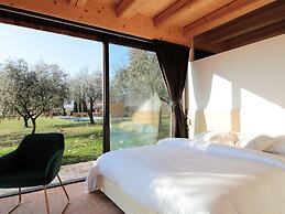 Belvilla by OYO Splendid Chalet With Bubble Bath