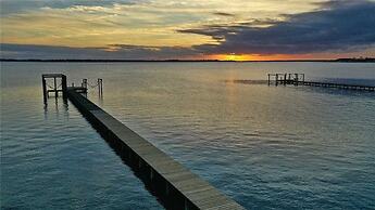 Dolphin Lookout 4 Bedroom Home by RedAwning