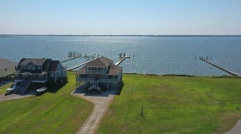 Dolphin Lookout 4 Bedroom Home by RedAwning