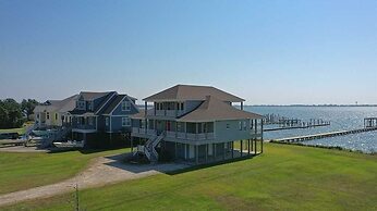 Dolphin Lookout 4 Bedroom Home by RedAwning
