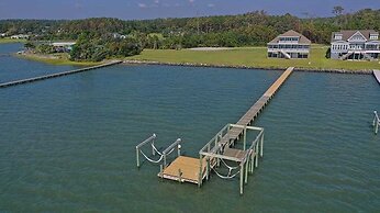 Dolphin Lookout 4 Bedroom Home by RedAwning