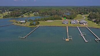 Dolphin Lookout 4 Bedroom Home by RedAwning