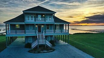 Dolphin Lookout 4 Bedroom Home by RedAwning