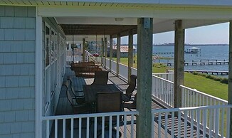 Dolphin Lookout 4 Bedroom Home by RedAwning