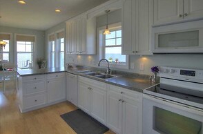 Dolphin Lookout 4 Bedroom Home by RedAwning