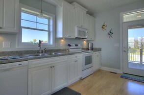 Dolphin Lookout 4 Bedroom Home by RedAwning