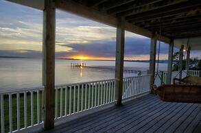 Dolphin Lookout 4 Bedroom Home by RedAwning