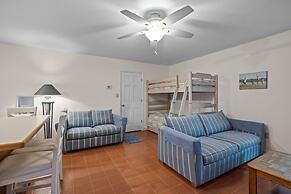Dogwood Treehouse 4 Bedroom Home by RedAwning