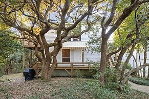 Dogwood Treehouse 4 Bedroom Home by RedAwning