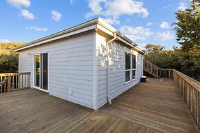 Dogwood Treehouse 4 Bedroom Home by RedAwning