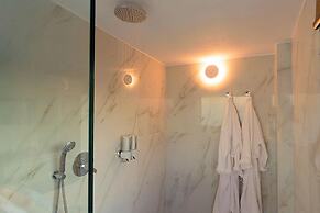 Beachfront 2 Bedroom Villa With Jacuzzi