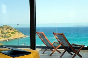 Beachfront 2 Bedroom Villa With Jacuzzi