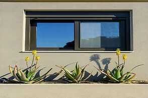 Beachfront 2 Bedroom Villa With Jacuzzi
