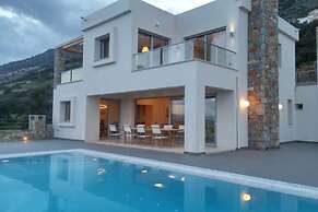 Sea View 3 Bedroom Villa Close to the Beach