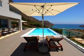 Sea View 3 Bedroom Villa Close to the Beach