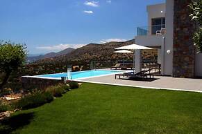 Sea View 3 Bedroom Villa Close to the Beach