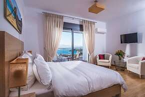 Villa Bellelen With a Heated Pool