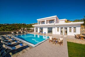 Villa Bellelen With a Heated Pool