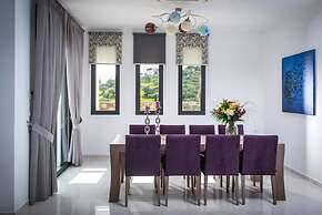 Villa Bellelen With a Heated Pool