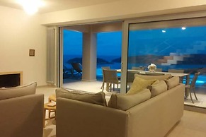 Sea View 3 Bedroom Villa Close to the Beach