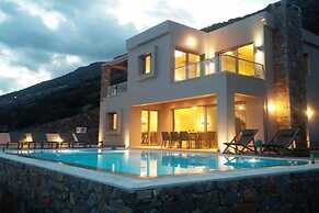 Sea View 3 Bedroom Villa Close to the Beach