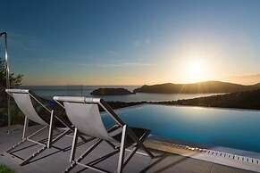 Sea View 3 Bedroom Villa Close to the Beach