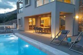 Sea View 3 Bedroom Villa Close to the Beach