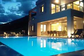 Sea View 3 Bedroom Villa Close to the Beach