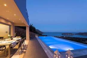 Sea View 3 Bedroom Villa Close to the Beach