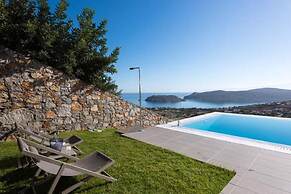 Sea View 3 Bedroom Villa Close to the Beach