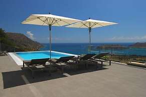 Sea View 3 Bedroom Villa Close to the Beach