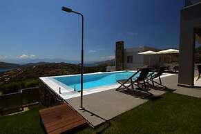 Sea View 3 Bedroom Villa Close to the Beach