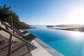 Sea View 3 Bedroom Villa Close to the Beach