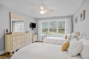 Water's Edge Retreat 3 Bedroom Home by RedAwning