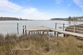 Water's Edge Retreat 3 Bedroom Home by RedAwning