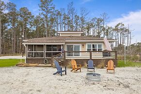 Water's Edge Retreat 3 Bedroom Home by RedAwning