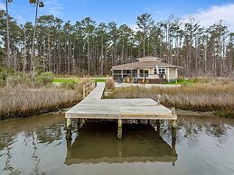 Water's Edge Retreat 3 Bedroom Home by Redawning