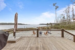 Water's Edge Retreat 3 Bedroom Home by RedAwning