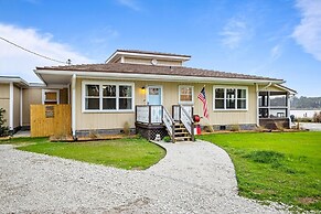 Water's Edge Retreat 3 Bedroom Home by RedAwning