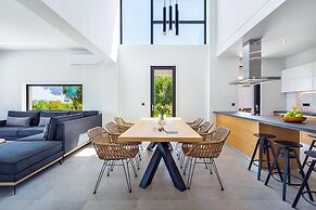 Sea View 4 Bedroom Villa With a Heated Pool