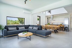 Sea View 4 Bedroom Villa With a Heated Pool