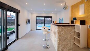 Villa Salt - 8 2 Heated Pool Trogir Near Beach