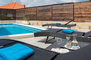Villa Salt - 8 2 Heated Pool Trogir Near Beach