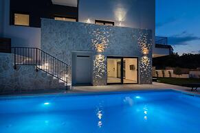 Villa Salt - 8 2 Heated Pool Trogir Near Beach