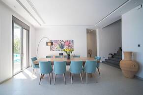 Sea View 6 Bedroom Villa With a Heated Pool