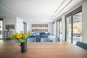 Sea View 6 Bedroom Villa With a Heated Pool