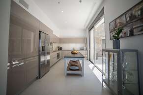 Sea View 6 Bedroom Villa With a Heated Pool