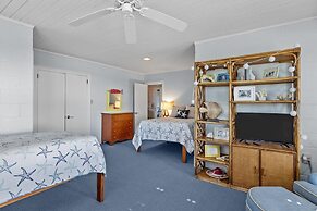 Blount Cottage 5 Bedroom Home by RedAwning