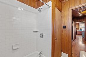 Blount Cottage 5 Bedroom Home by RedAwning