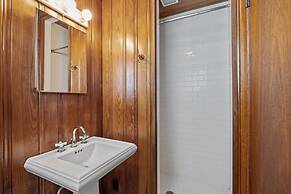 Blount Cottage 5 Bedroom Home by RedAwning